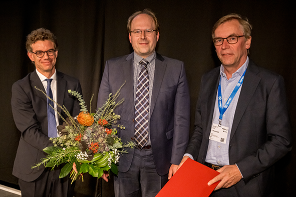 Florian_Grahammer_-_DGfN_-_wissenschaftlicher_Ehrenpreis.jpeg