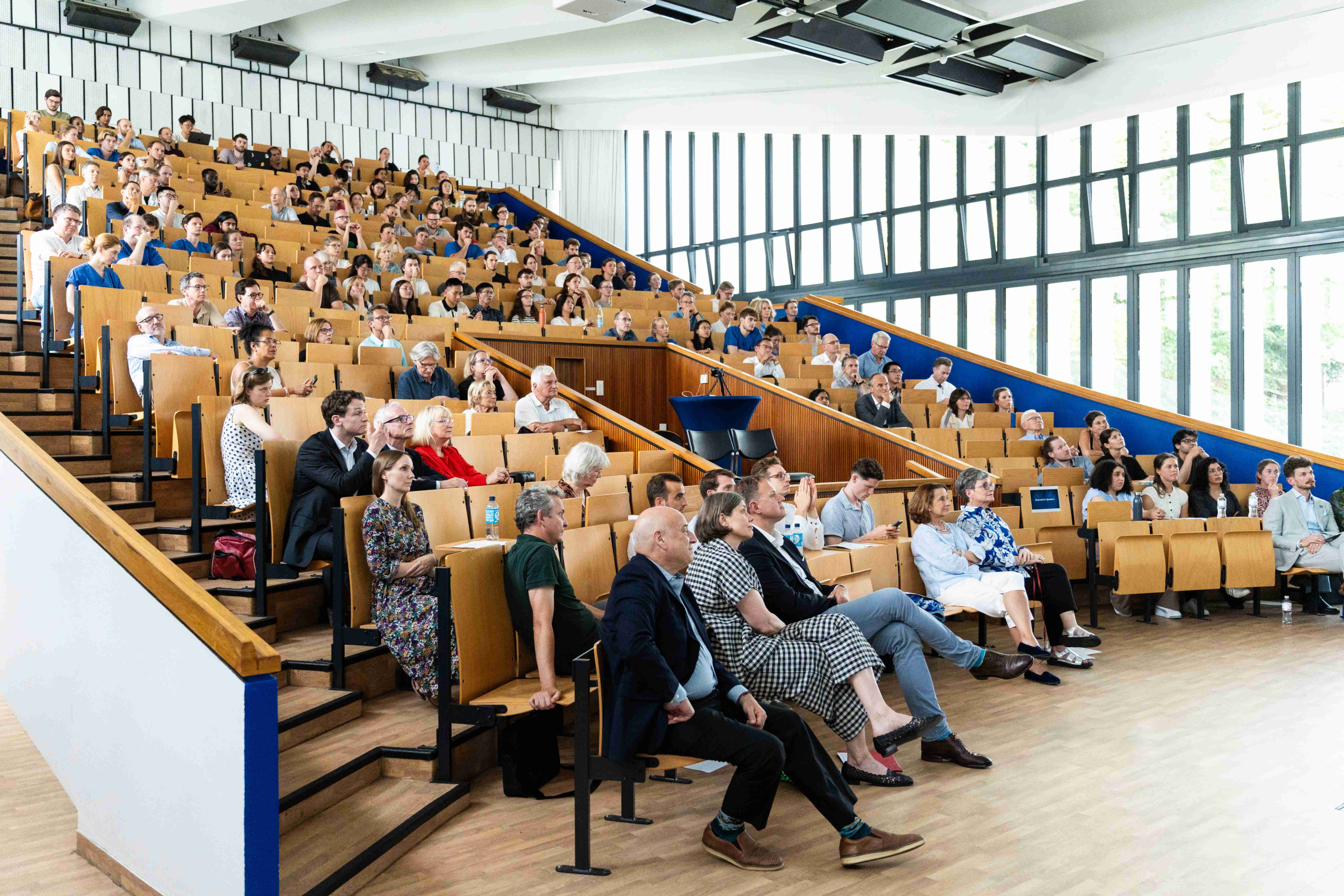 Hörsaal von unten